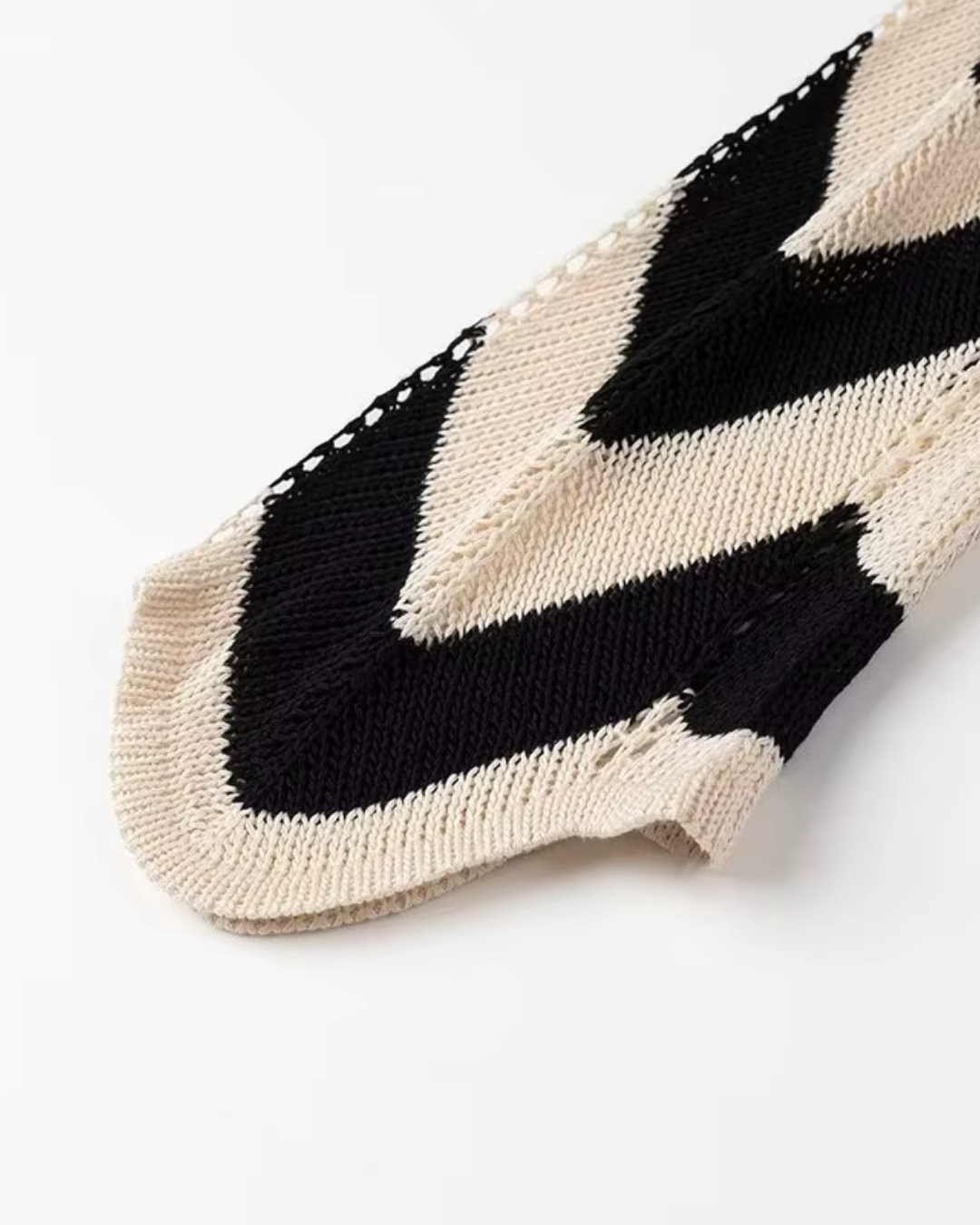 Zwarte Jurk met Golvende Streep-Hals en Kant voor Dames