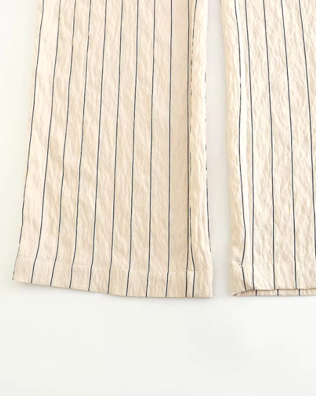 Chique Stijlvolle Crème Pak met Zwarte Strepen en Gouden Knopen voor Dames