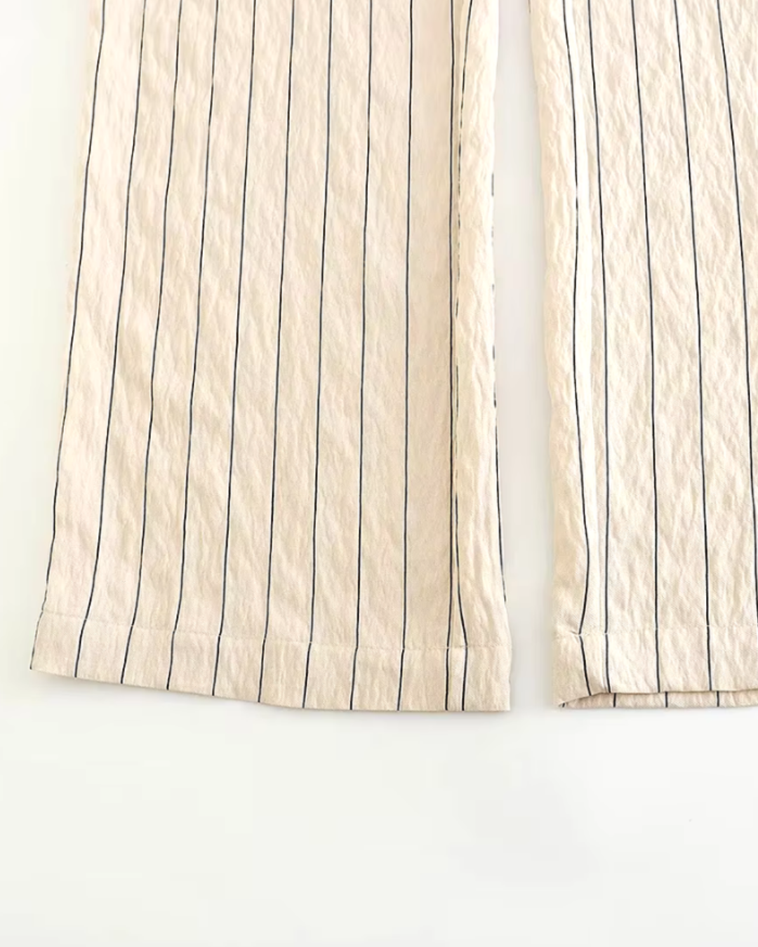 Chique Stijlvolle Crème Pak met Zwarte Strepen en Gouden Knopen voor Dames