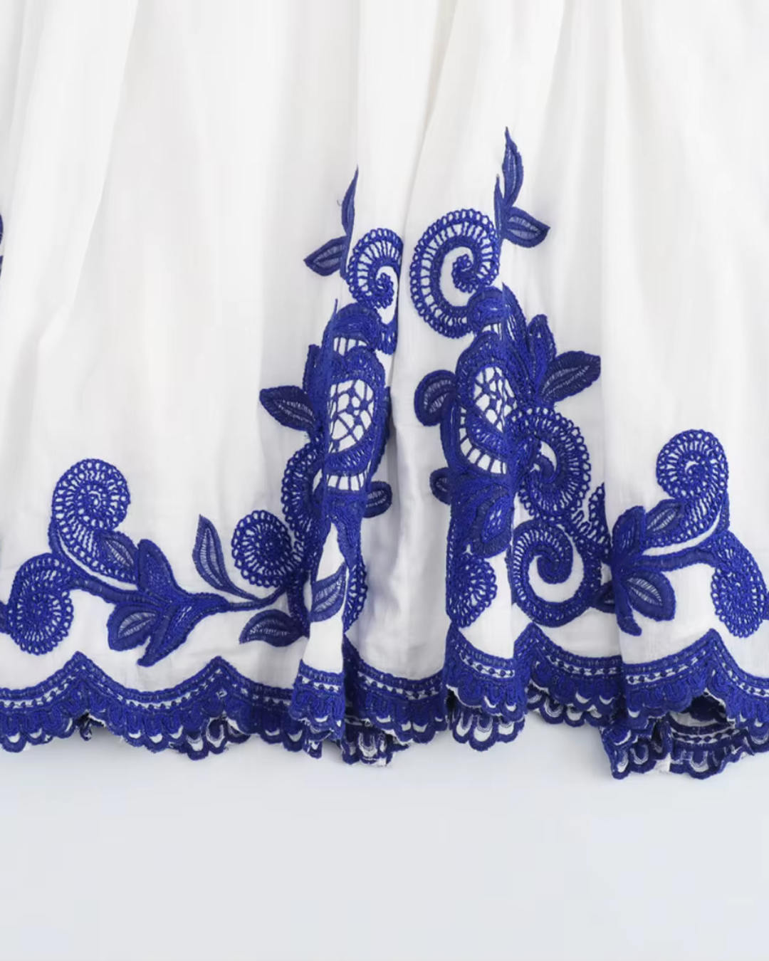 Witte Oversizede Top met Blauw Borduurwerk en Lange Rok voor Dames