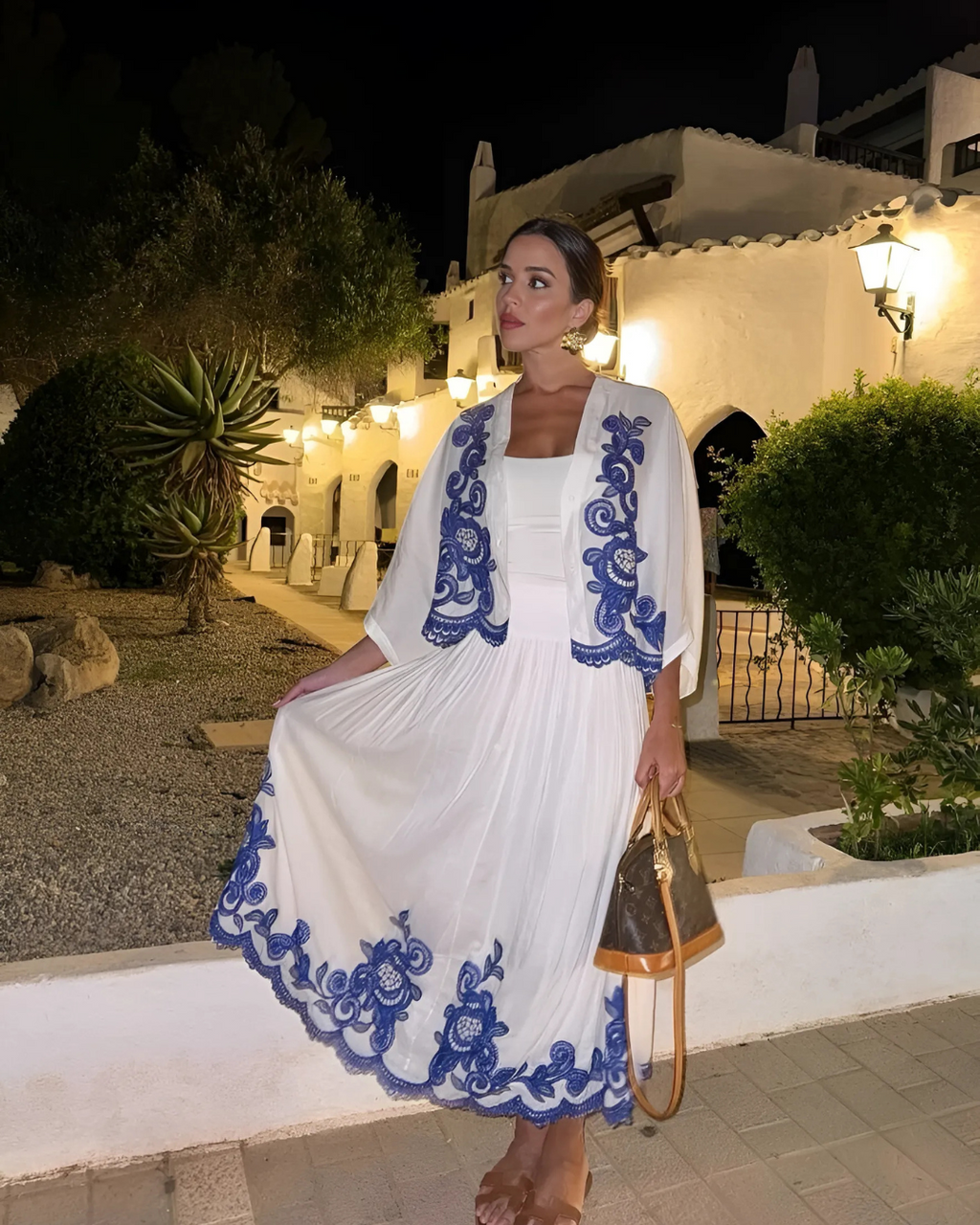 Witte Oversizede Top met Blauw Borduurwerk en Lange Rok voor Dames