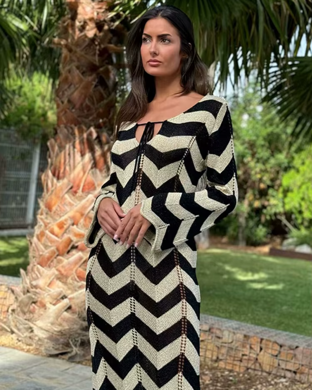 Zwarte Jurk met Golvende Streep-Hals en Kant voor Dames