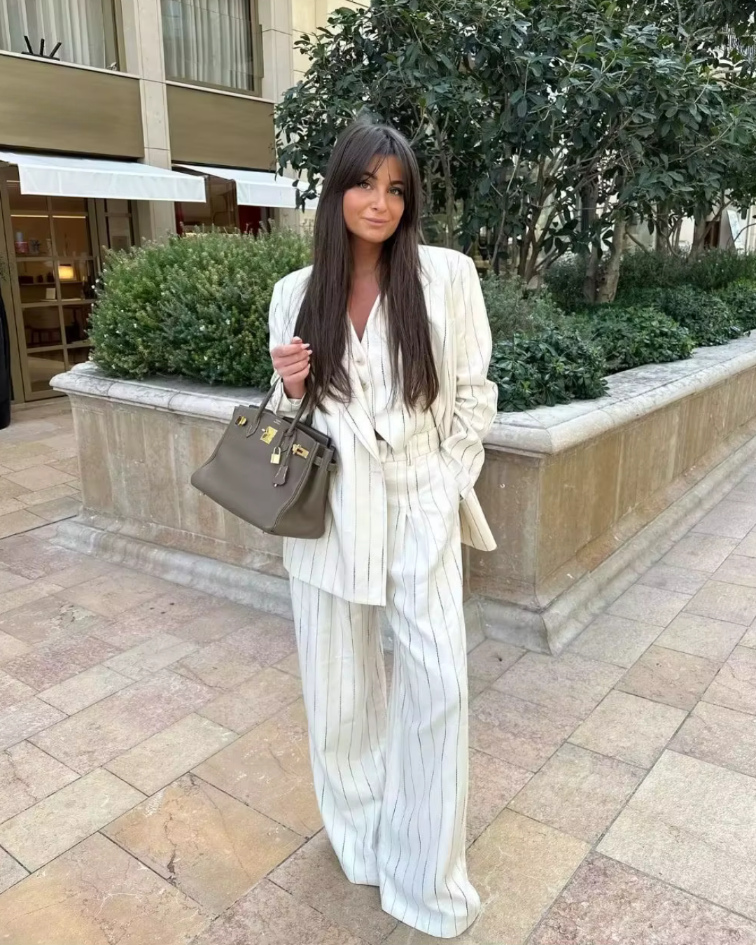 Chique Stijlvolle Crème Pak met Zwarte Strepen en Gouden Knopen voor Dames