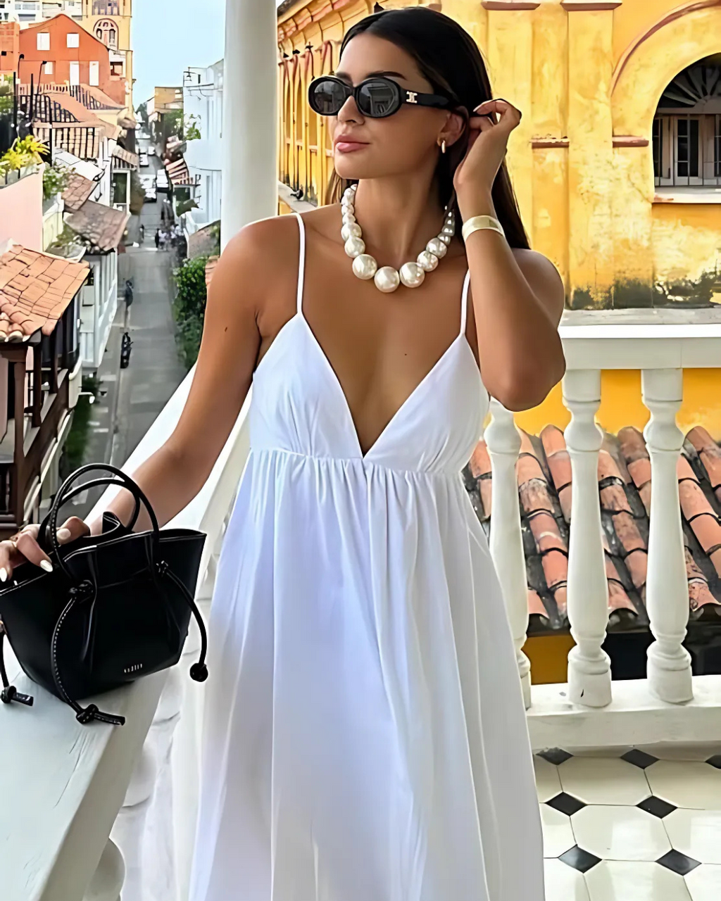 Witte Elegante Halterjurk met V Hals en Spaghettibandjes