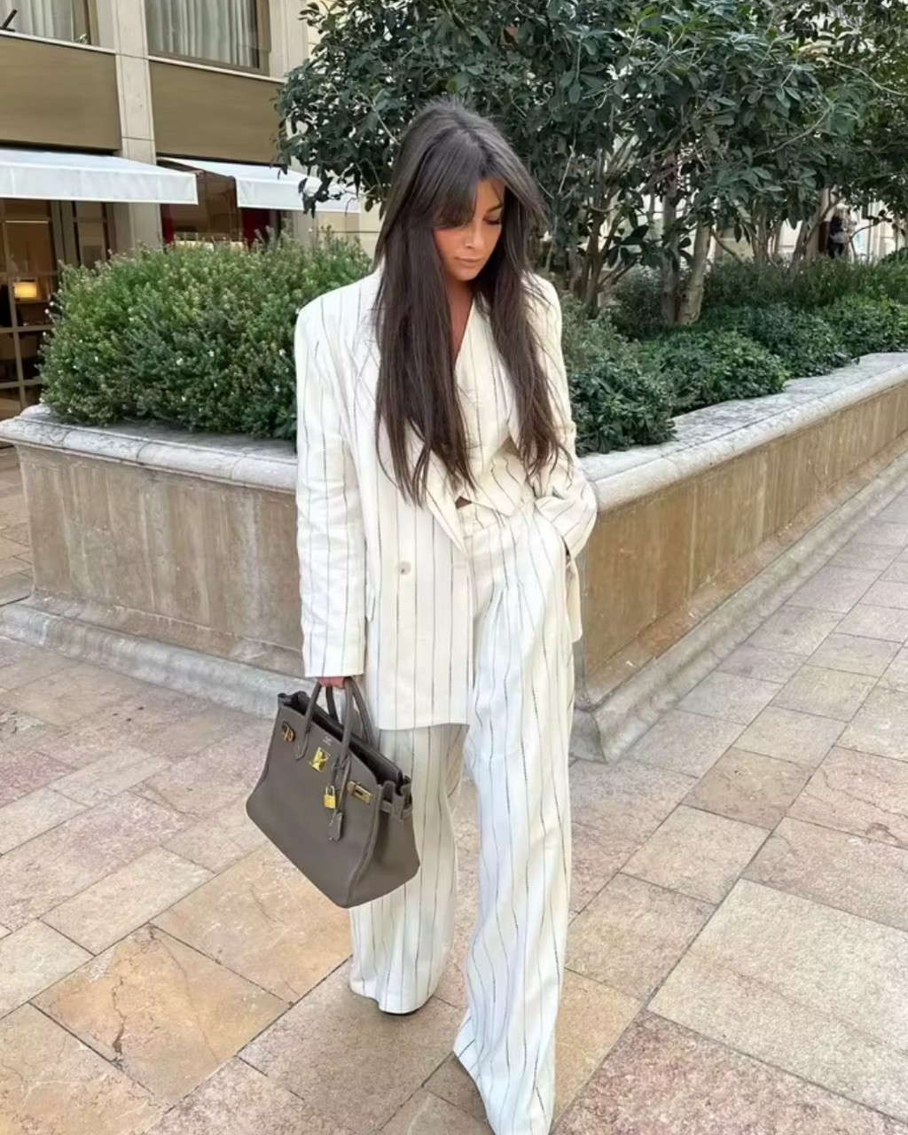 Chique Stijlvolle Crème Pak met Zwarte Strepen en Gouden Knopen voor Dames