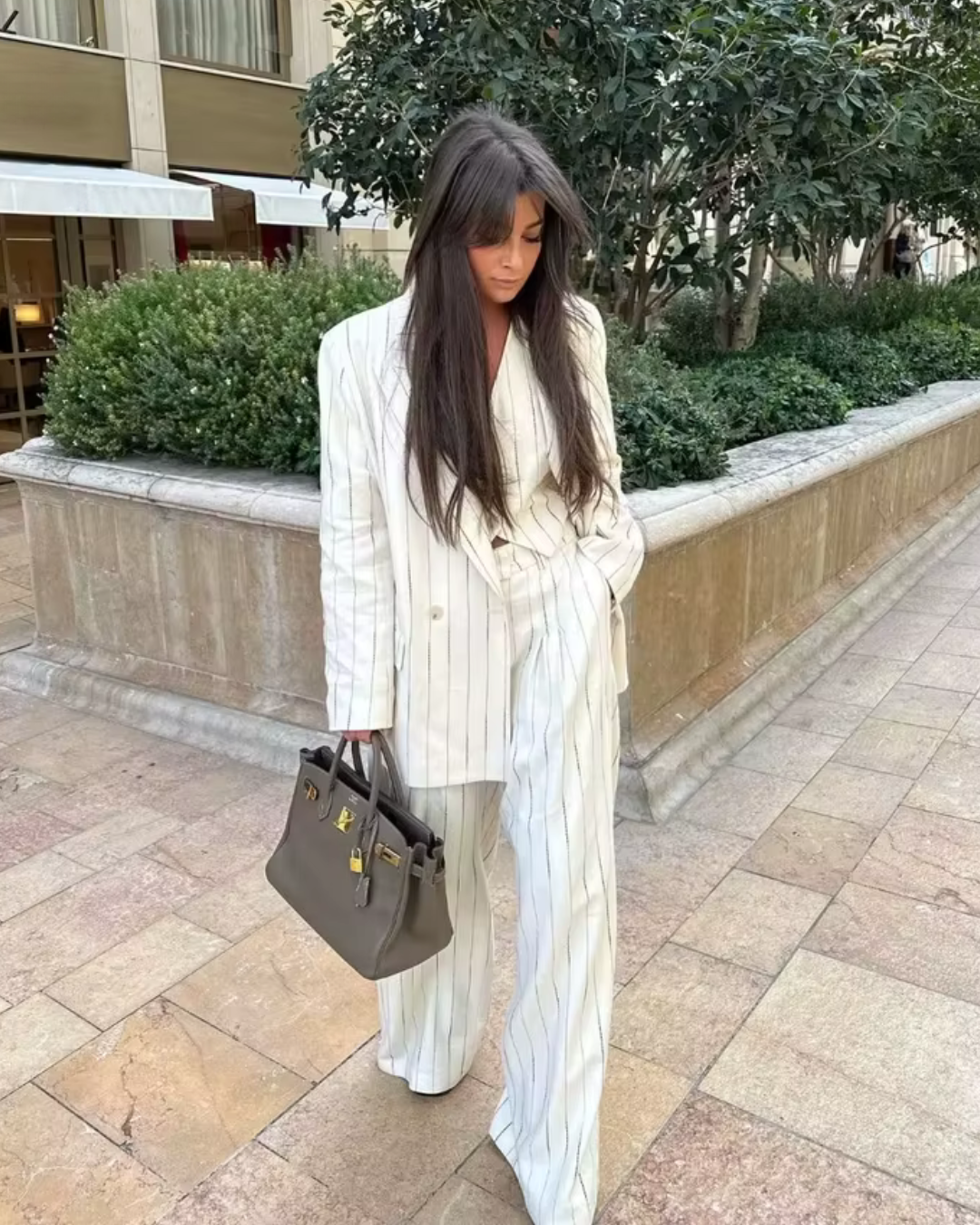 Chique Stijlvolle Crème Pak met Zwarte Strepen en Gouden Knopen voor Dames