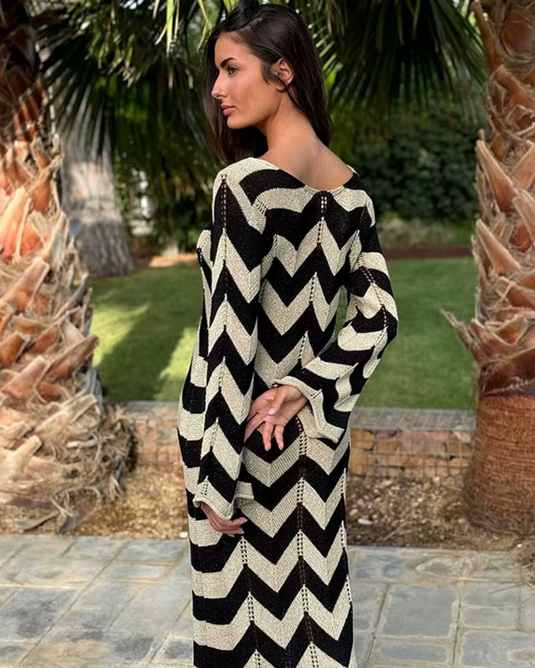 Zwarte Jurk met Golvende Streep-Hals en Kant voor Dames