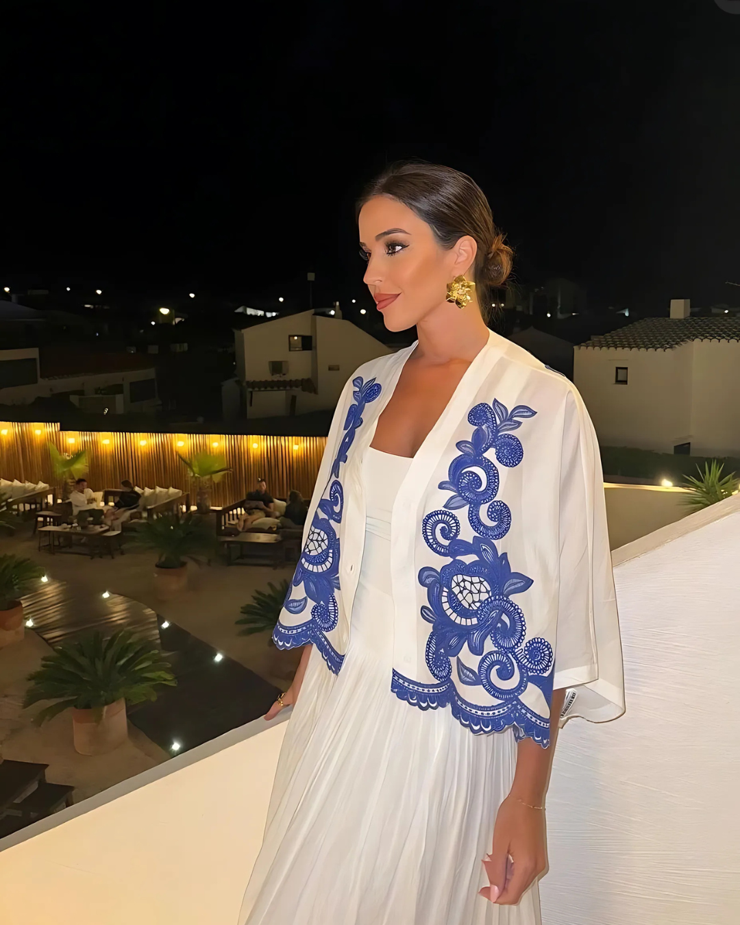 Witte Oversizede Top met Blauw Borduurwerk en Lange Rok voor Dames