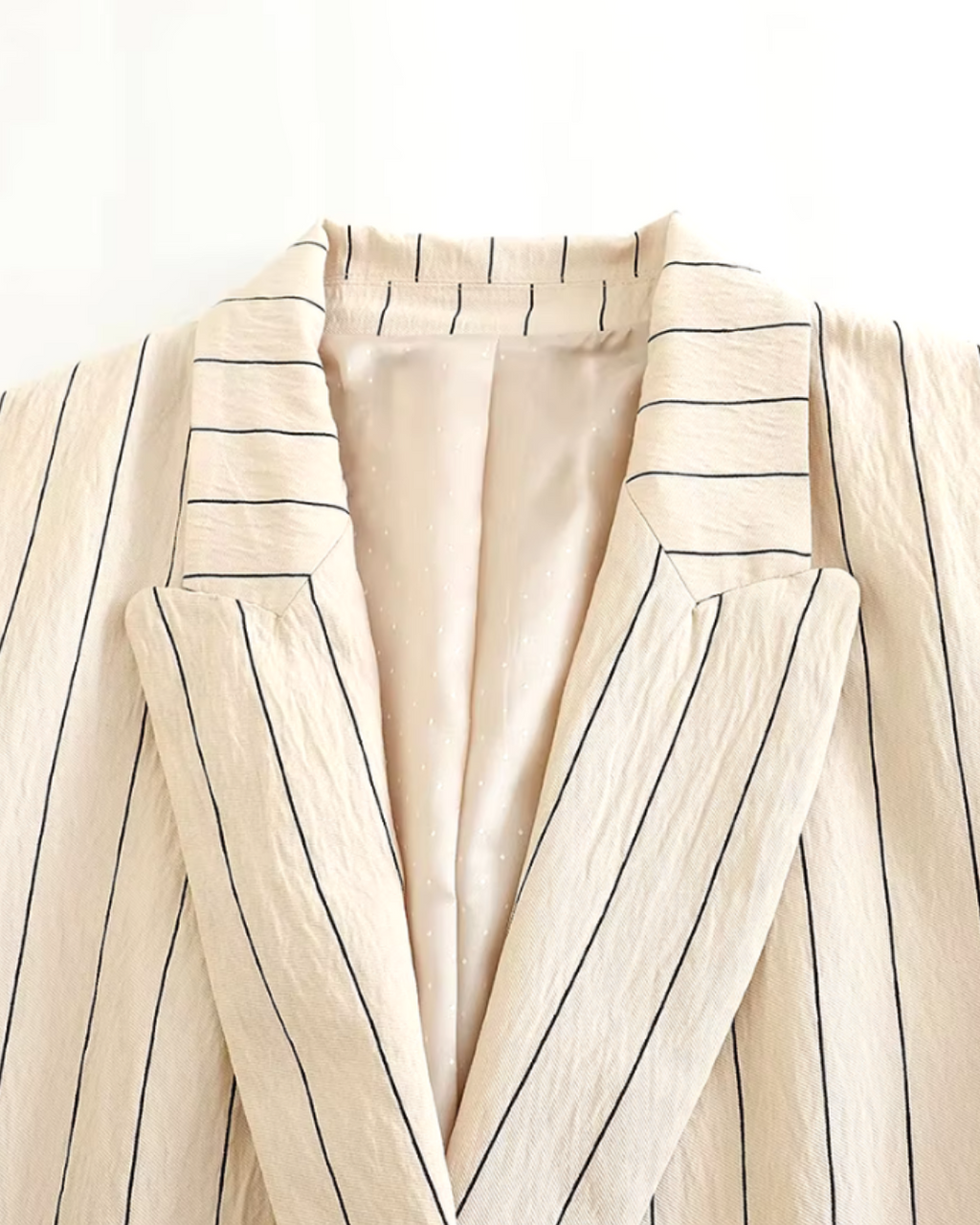 Chique Stijlvolle Crème Pak met Zwarte Strepen en Gouden Knopen voor Dames