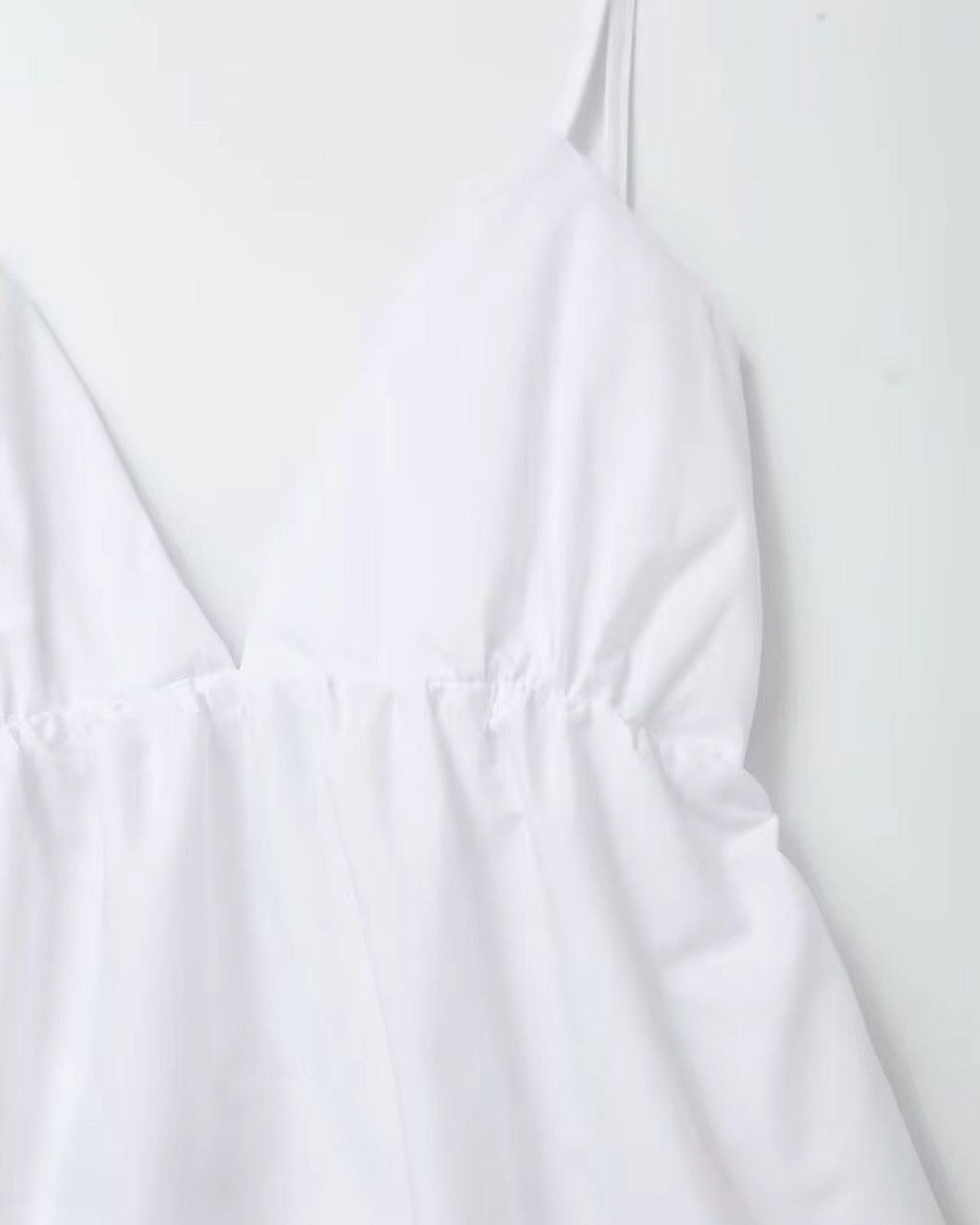 Witte Elegante Halterjurk met V Hals en Spaghettibandjes