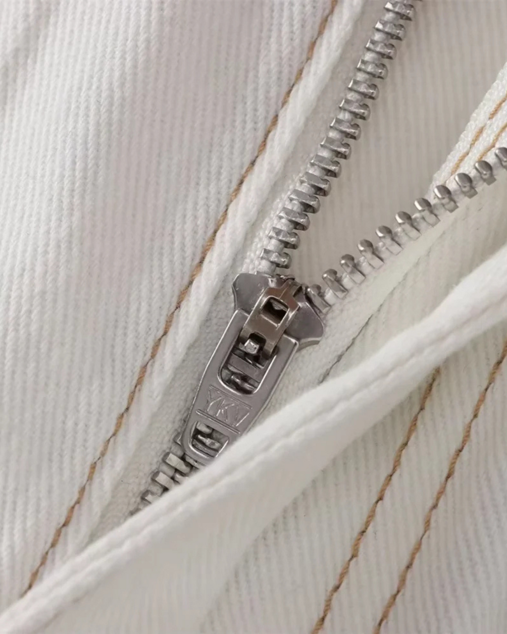 Witte Spijkerbroek met Rechte Pasvorm en Gespsluiting voor Dames