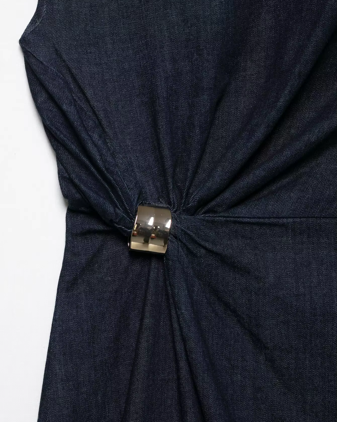 Elegante Denim Midi Jurk Met Gouden Accenten en Split voor Dames