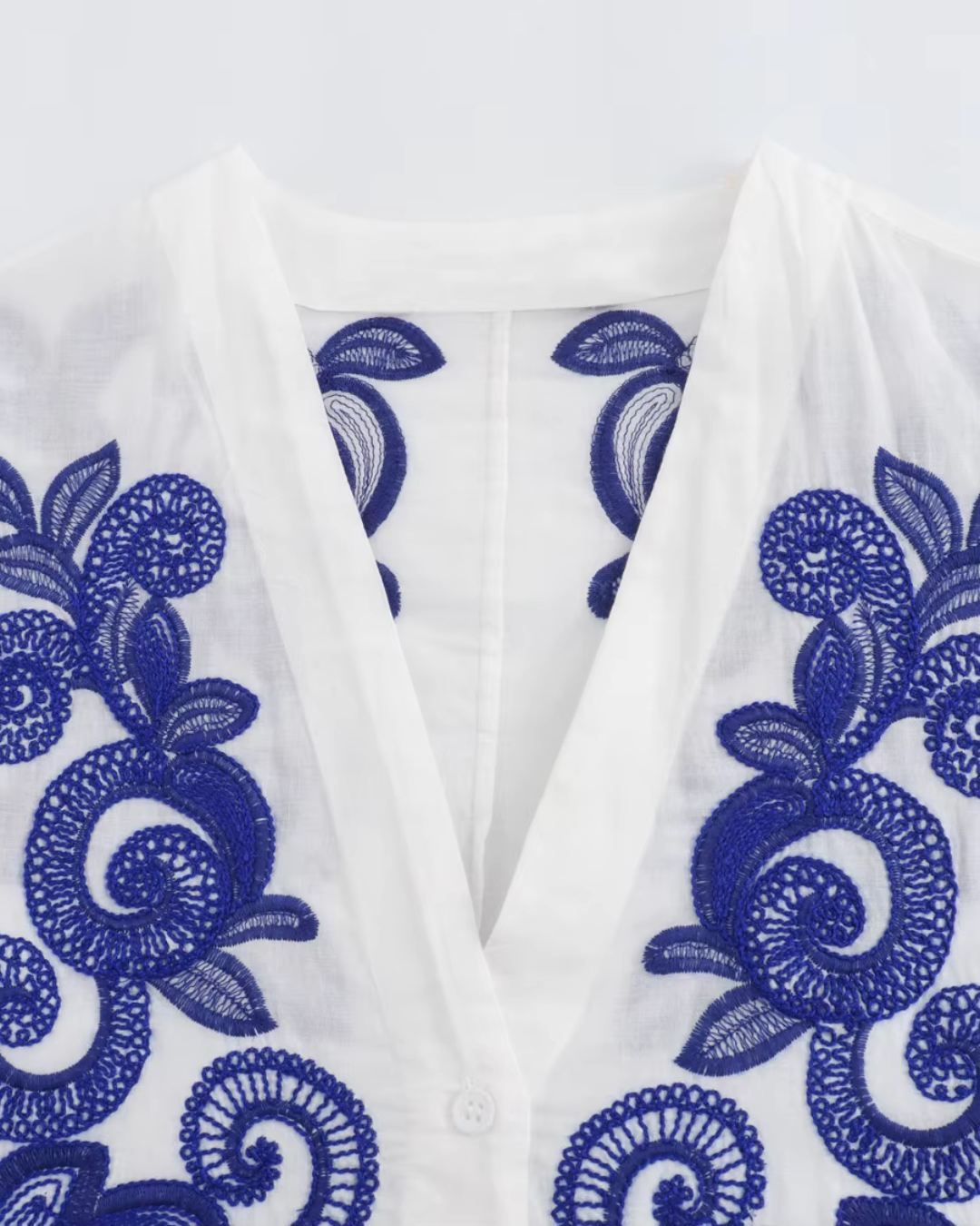 Witte Oversizede Top met Blauw Borduurwerk en Lange Rok voor Dames