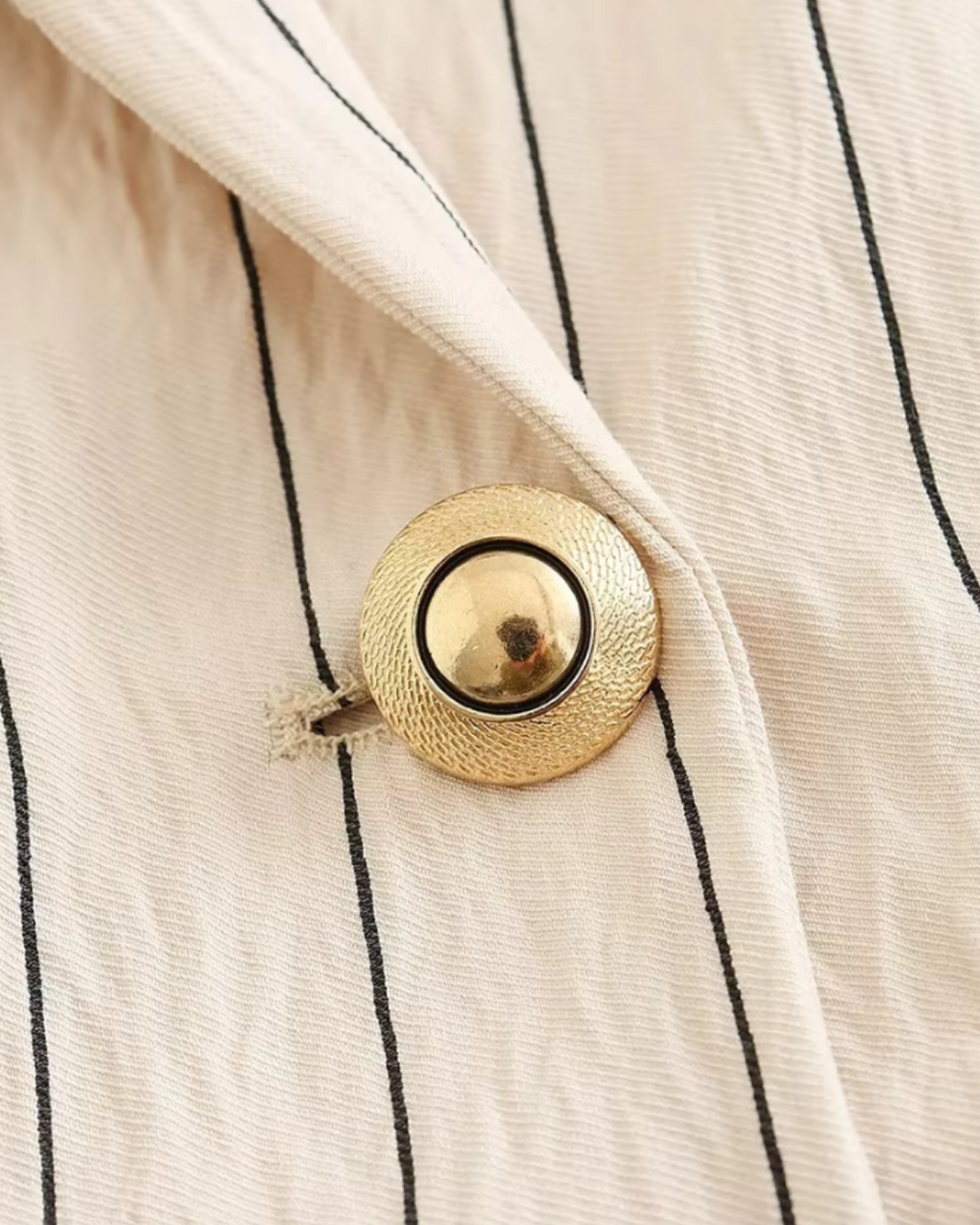 Chique Stijlvolle Crème Pak met Zwarte Strepen en Gouden Knopen voor Dames