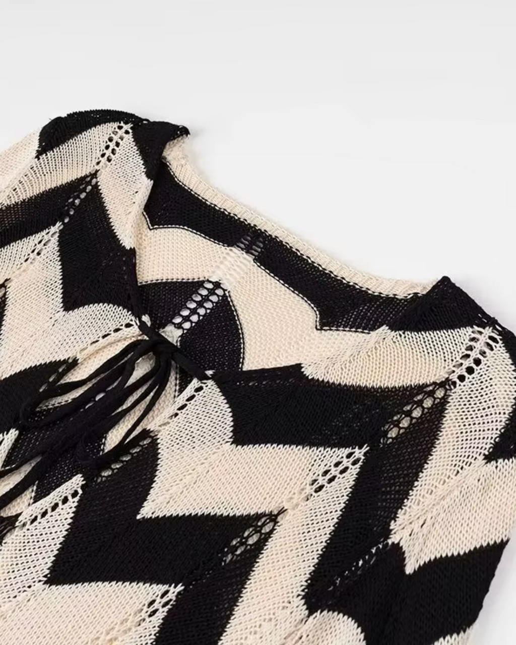 Zwarte Jurk met Golvende Streep-Hals en Kant voor Dames