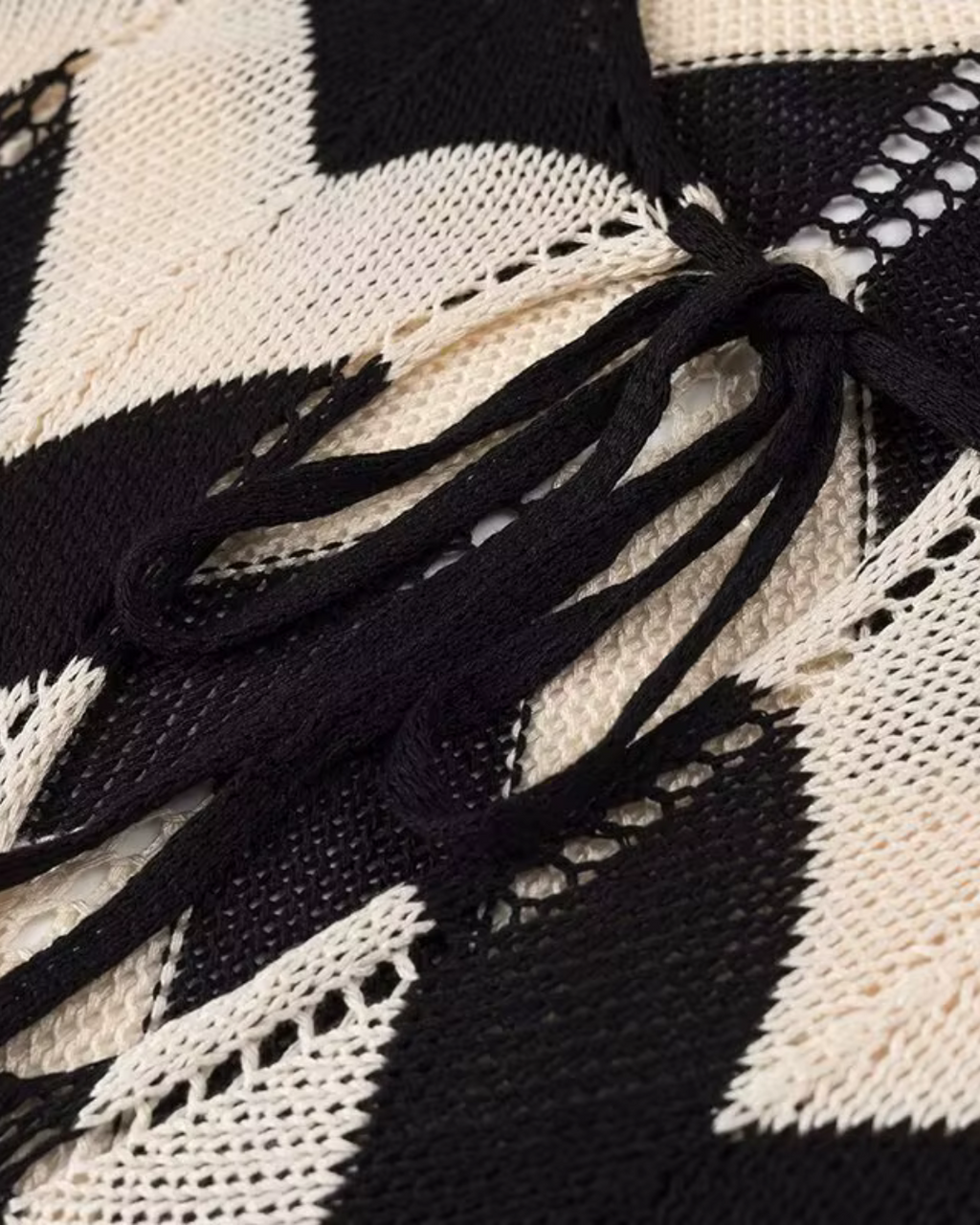 Zwarte Jurk met Golvende Streep-Hals en Kant voor Dames