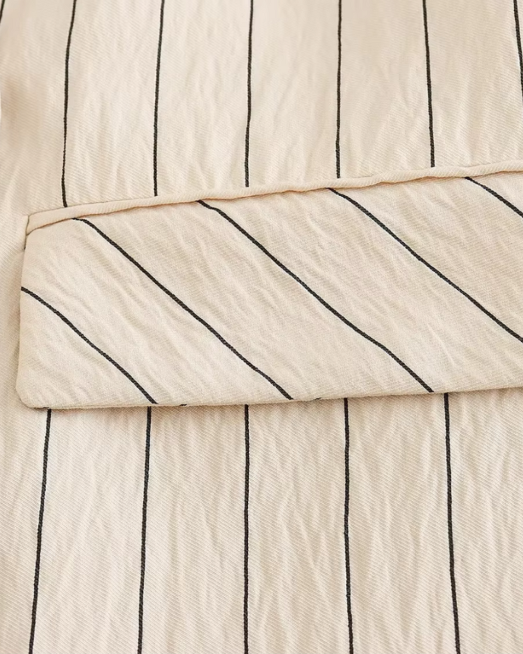 Chique Stijlvolle Crème Pak met Zwarte Strepen en Gouden Knopen voor Dames