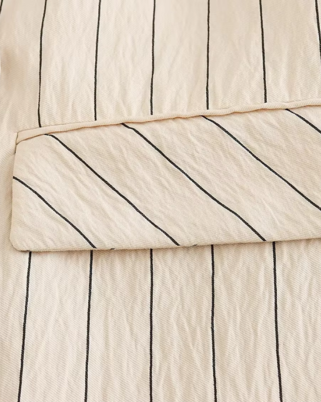 Chique Stijlvolle Crème Pak met Zwarte Strepen en Gouden Knopen voor Dames