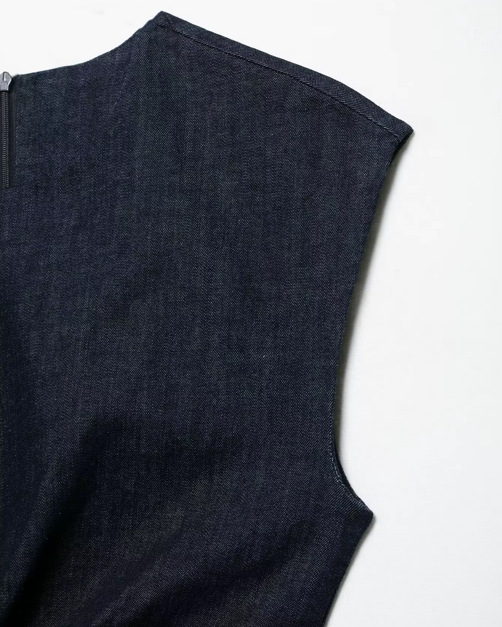 Elegante Denim Midi Jurk Met Gouden Accenten en Split voor Dames