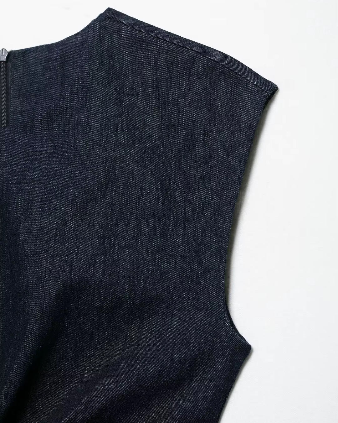 Elegante Denim Midi Jurk Met Gouden Accenten en Split voor Dames