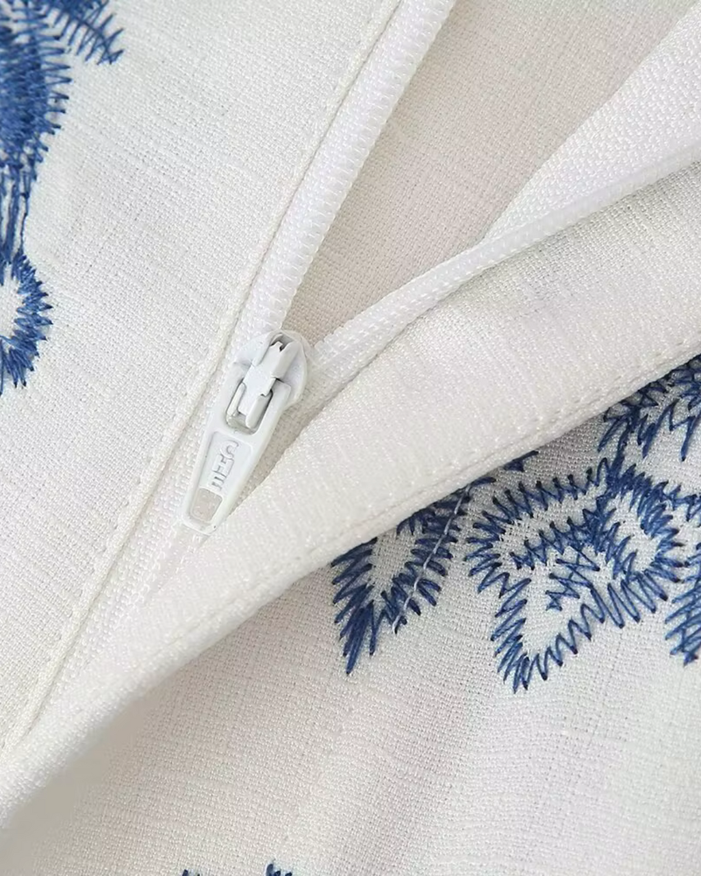 Witte Linnen Broek met Blauwe Borduurwerk voor Dames