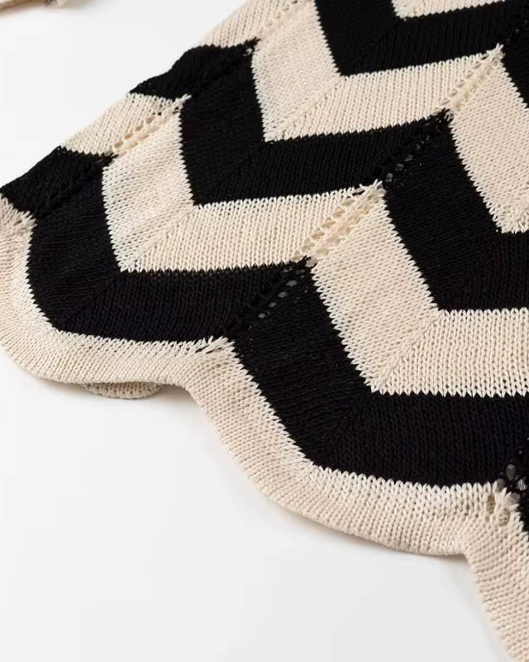 Zwarte Jurk met Golvende Streep-Hals en Kant voor Dames