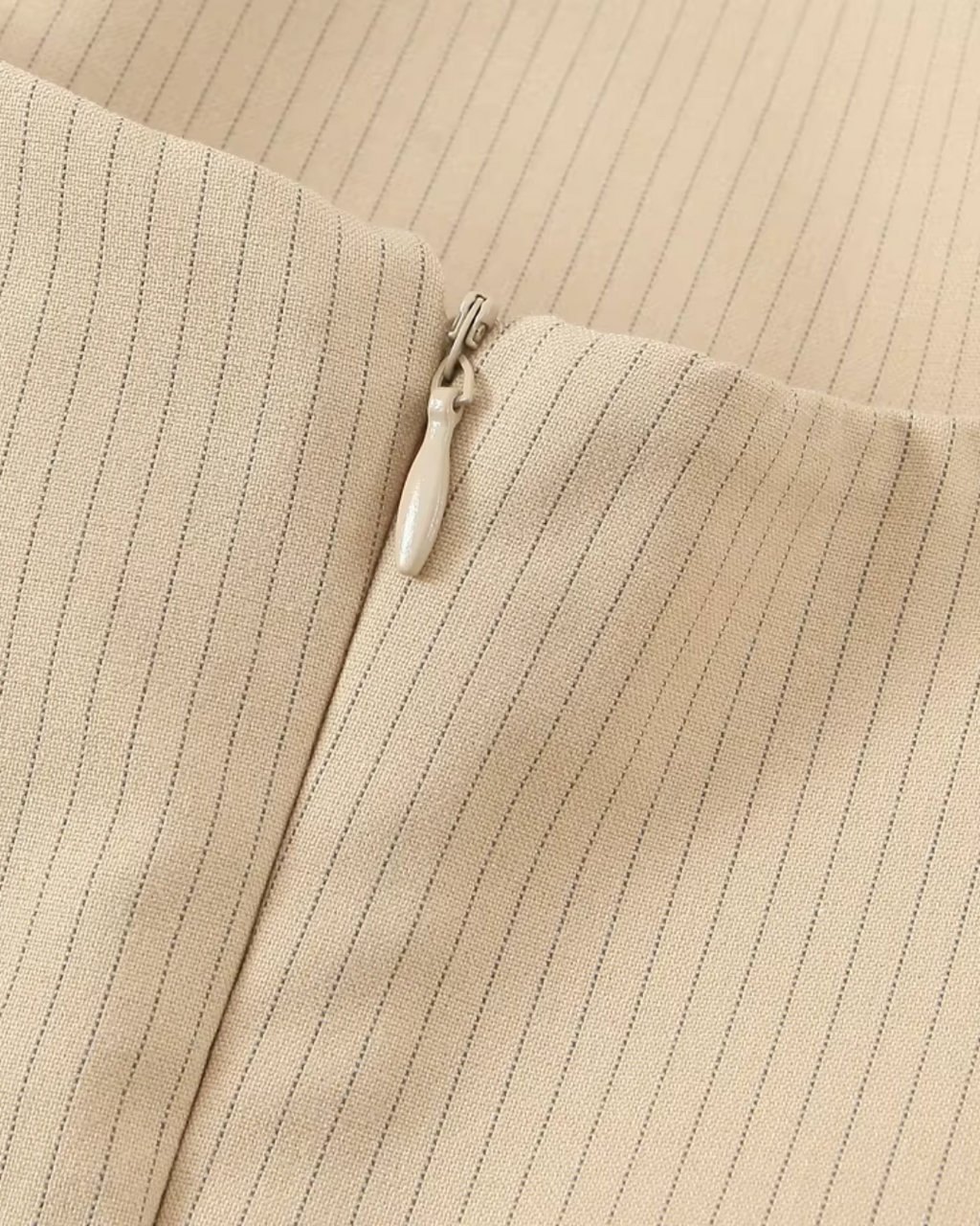 Beige Krijtstreep Midi Jurk met een Elegante Rand voor Dames