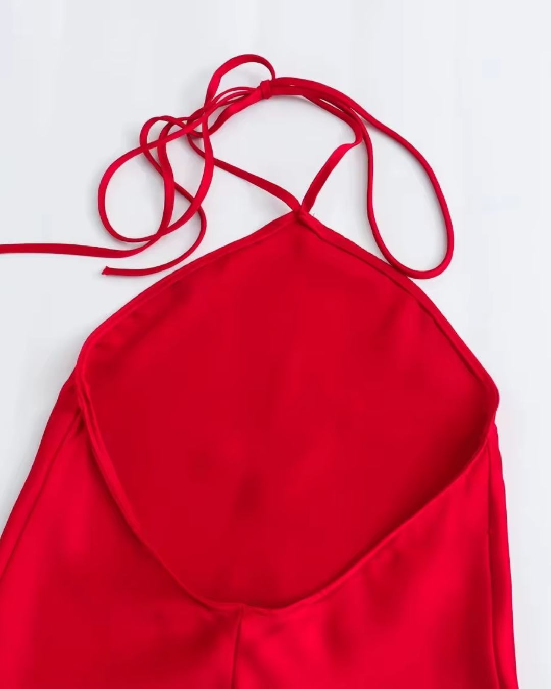 Rode Halterjurk met Open Rug en Off Shoulder voor Dames