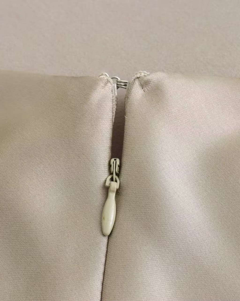 Slanke Satijnen Jurk met Open Rug voor Dames