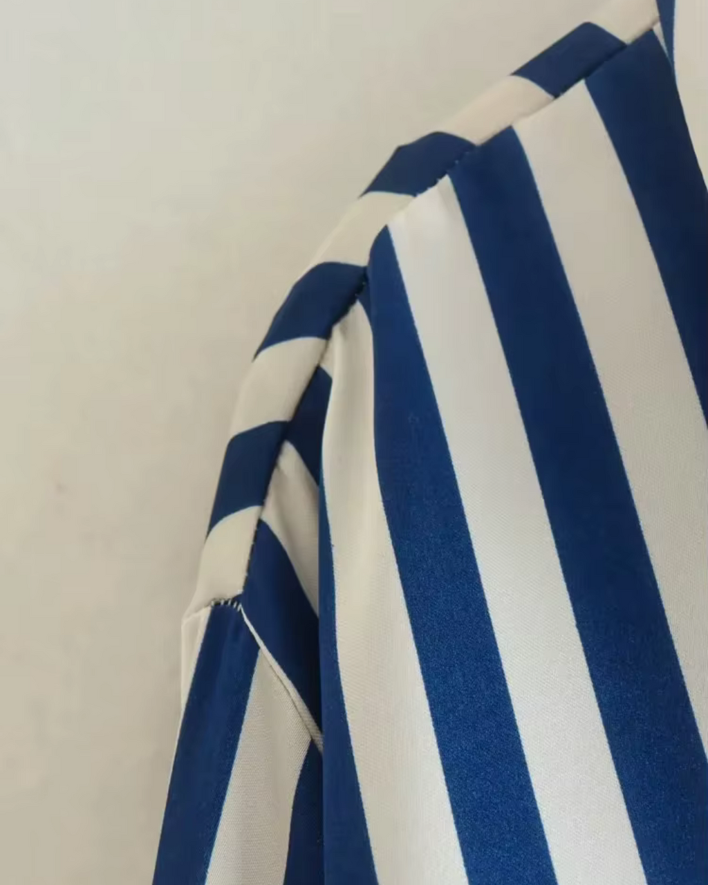 Blauw-Wit Gestreepte Satijnen Blouse voor Dames