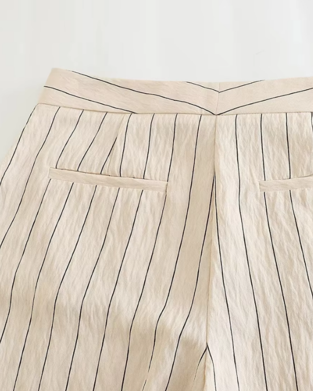 Chique Stijlvolle Crème Pak met Zwarte Strepen en Gouden Knopen voor Dames