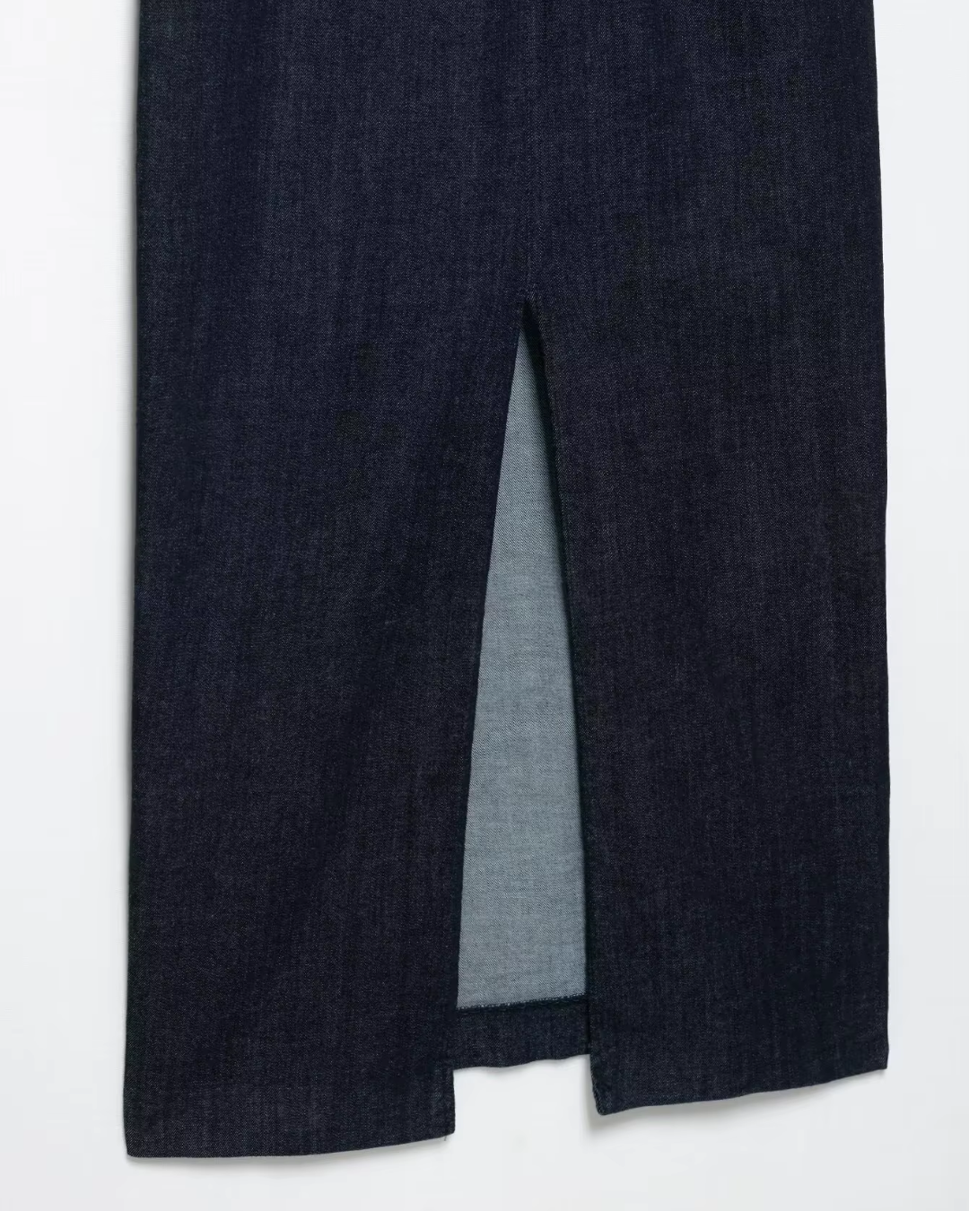 Elegante Denim Midi Jurk Met Gouden Accenten en Split voor Dames