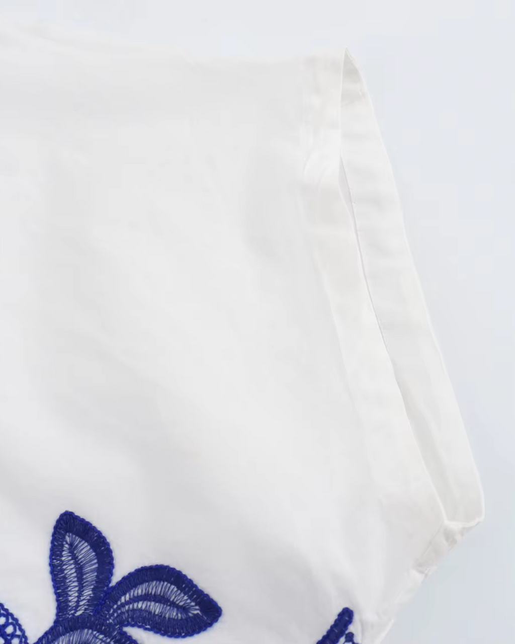 Witte Oversizede Top met Blauw Borduurwerk en Lange Rok voor Dames