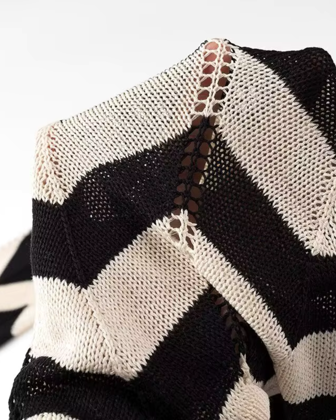 Zwarte Jurk met Golvende Streep-Hals en Kant voor Dames