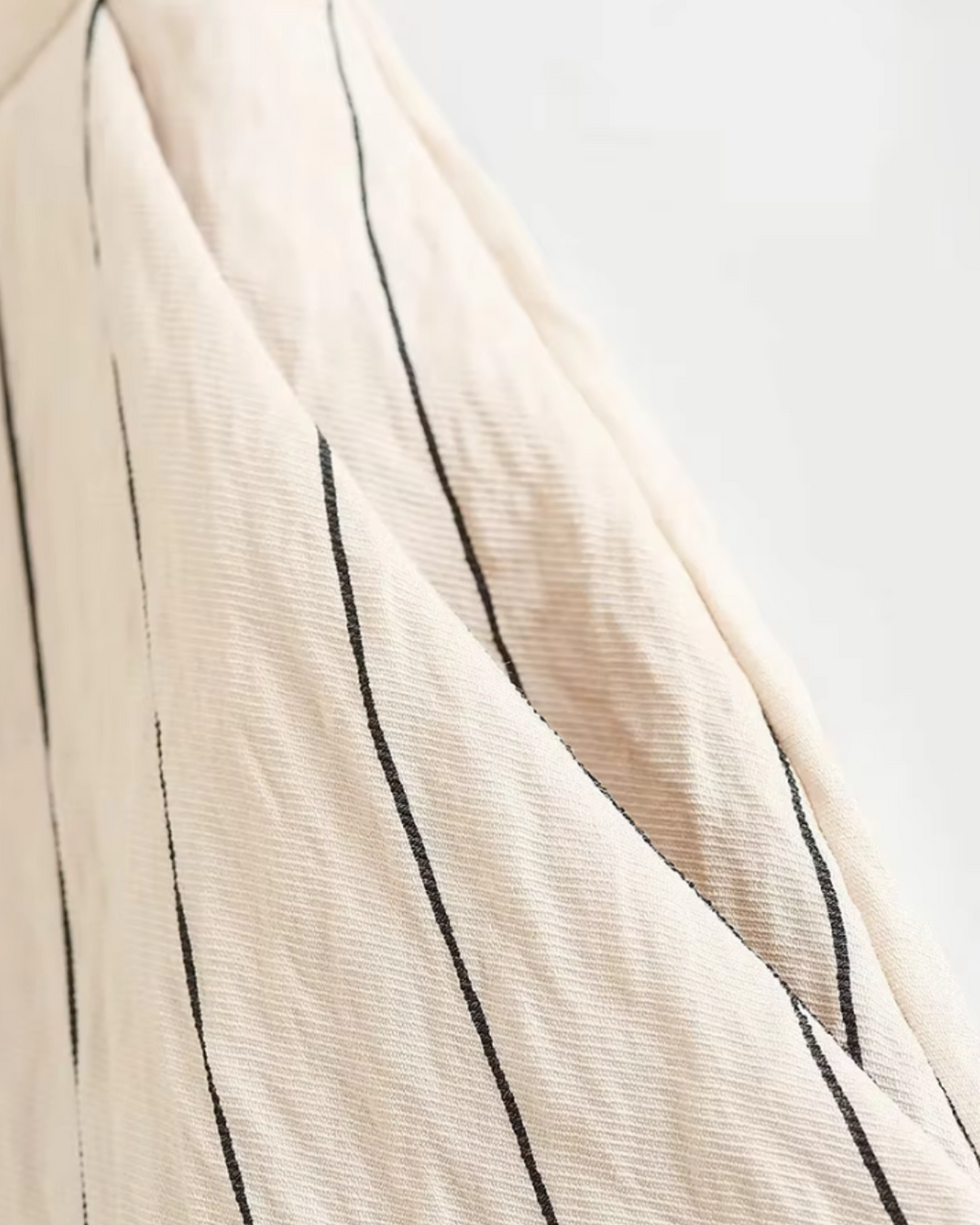 Chique Stijlvolle Crème Pak met Zwarte Strepen en Gouden Knopen voor Dames