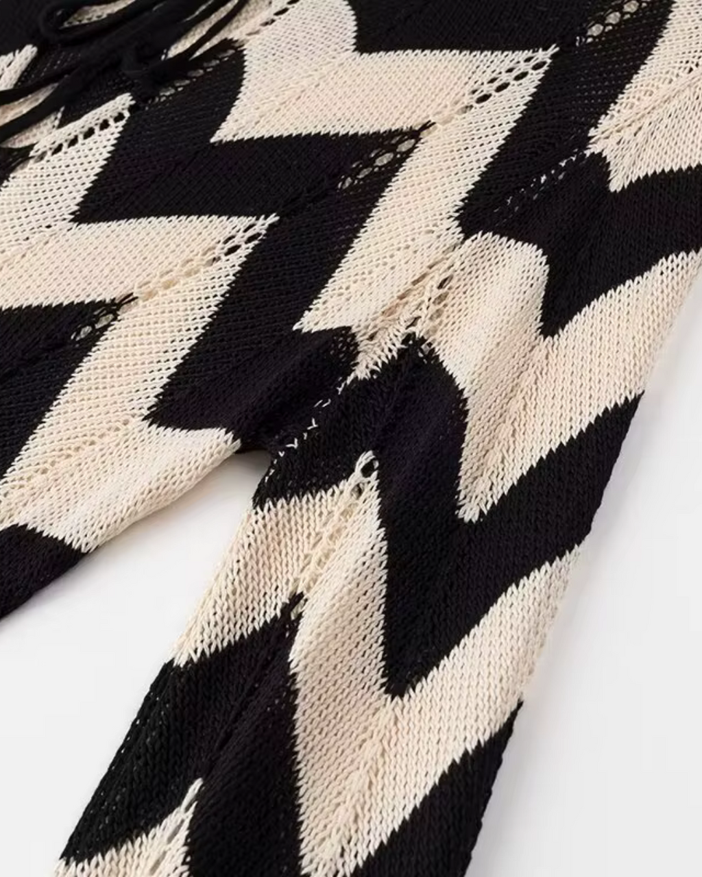 Zwarte Jurk met Golvende Streep-Hals en Kant voor Dames