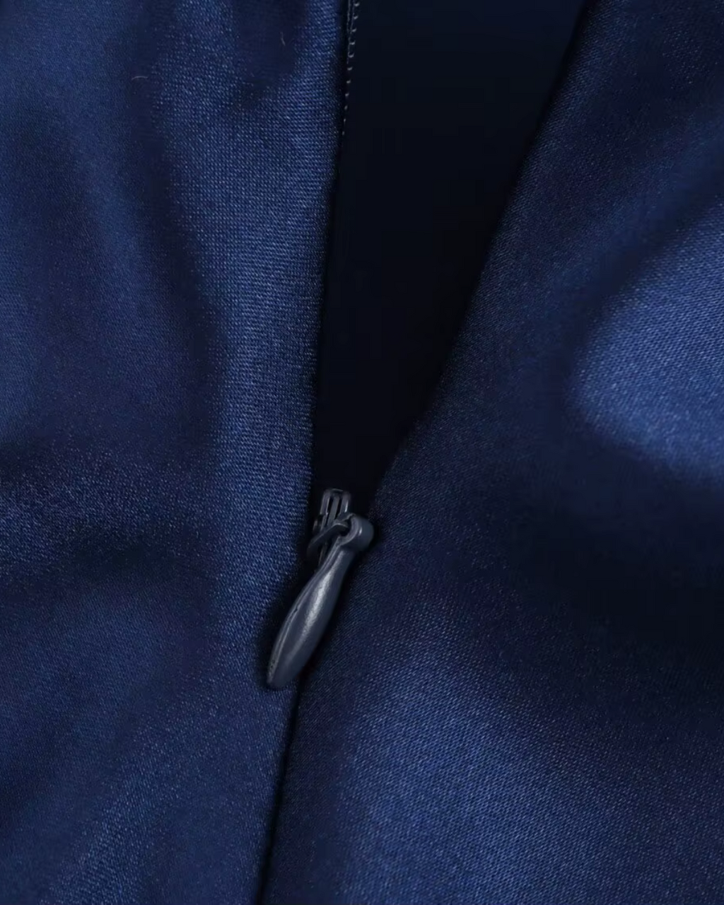 Blauwe Satijnen Halterjurk met Open Rug voor Dames