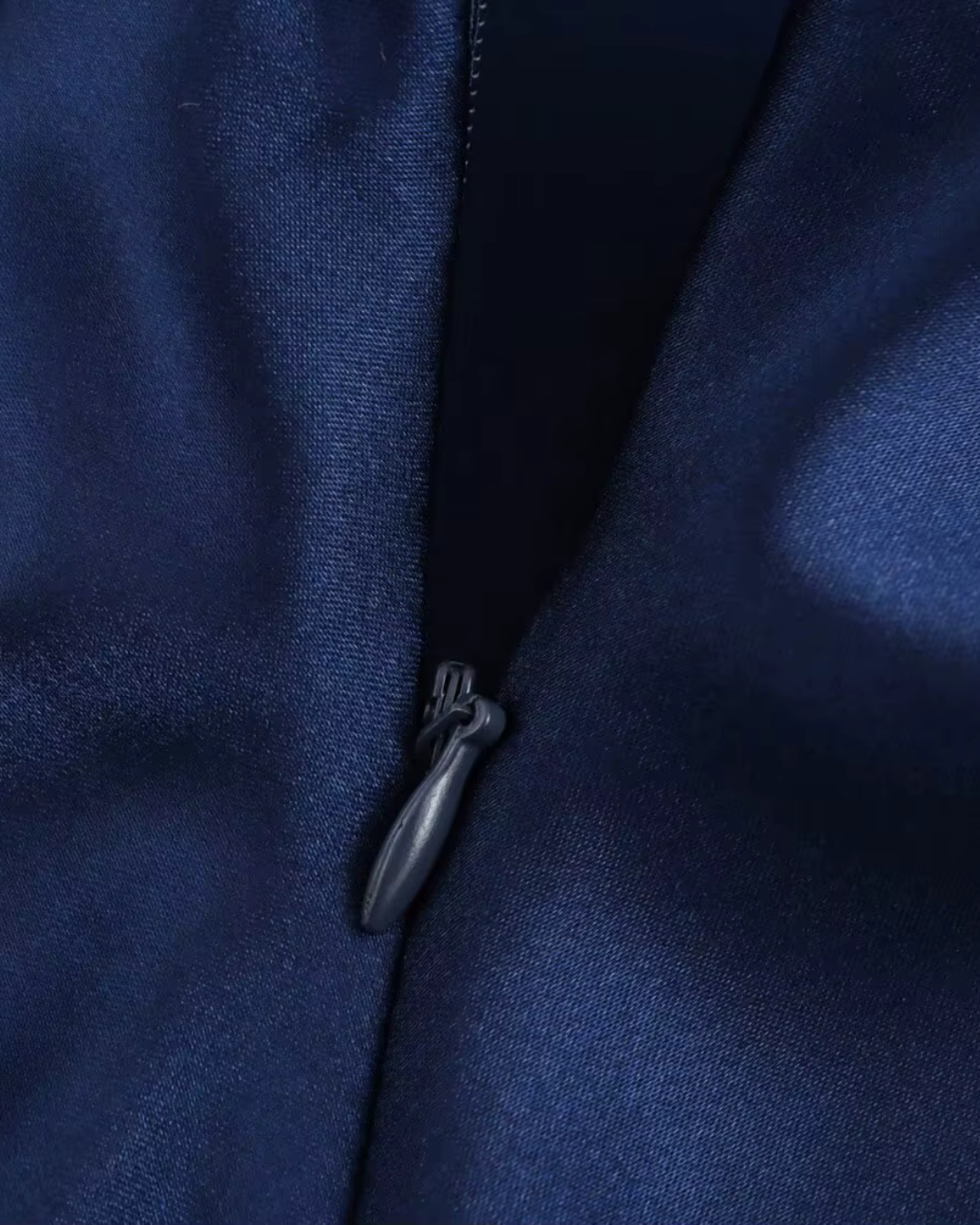 Blauwe Satijnen Halterjurk met Open Rug voor Dames